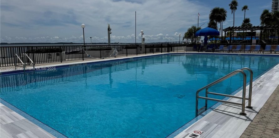 Condo à Miami, Floride, 2 chambres  № 1963281