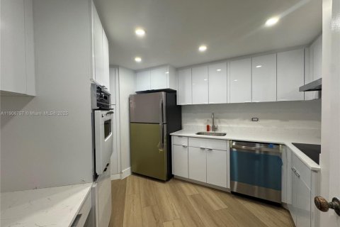 Copropriété à louer à Miami, Floride: 2 chambres, 91.97 m2 № 1963281 - photo 2