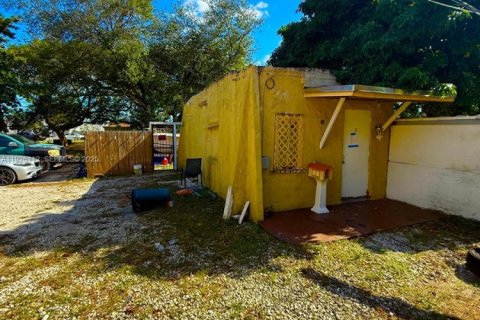 Propiedad comercial en venta en Opa-locka, Florida, 272.85 m2 № 1984571 - foto 3