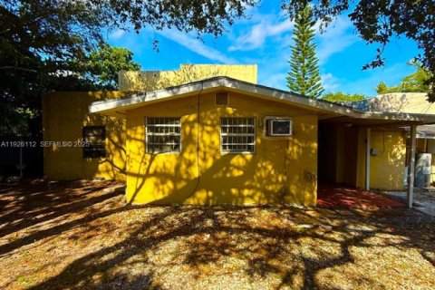 Propiedad comercial en venta en Opa-locka, Florida, 272.85 m2 № 1984571 - foto 4