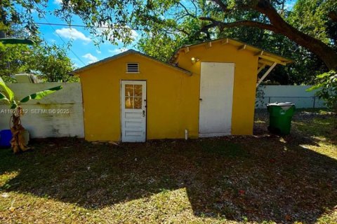 Propiedad comercial en venta en Opa-locka, Florida, 272.85 m2 № 1984571 - foto 6