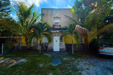 Propiedad comercial en venta en Opa-locka, Florida, 272.85 m2 № 1984571 - foto 1