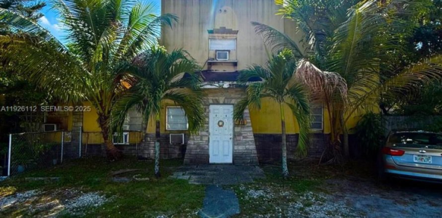 Propiedad comercial en Opa-locka, Florida 272.85 m2 № 1984571