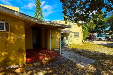 Propiedad comercial en venta en Opa-locka, Florida, 272.85 m2 № 1984571 - foto 5