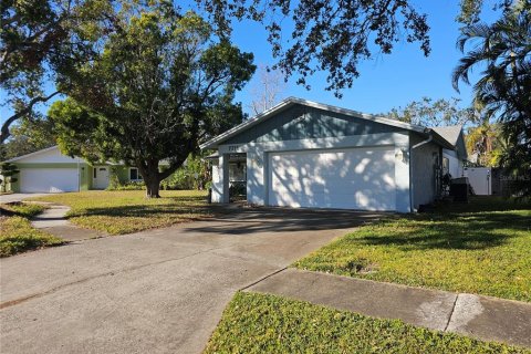 House in Saint Petersburg, Florida 3 bedrooms, 146.04 sq.m. № 1529617 - photo 2