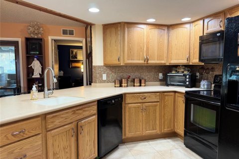 House in Saint Petersburg, Florida 3 bedrooms, 146.04 sq.m. № 1529617 - photo 9