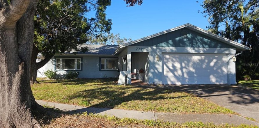 House in Saint Petersburg, Florida 3 bedrooms, 146.04 sq.m. № 1529617