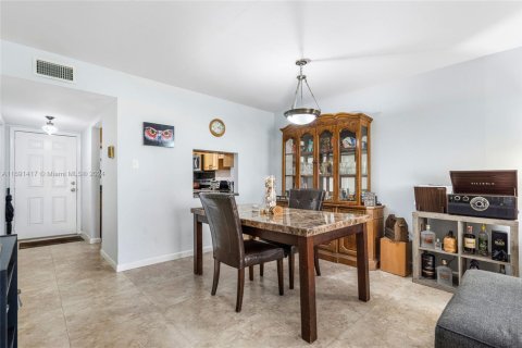 Condo in Margate, Florida, 2 bedrooms  № 1862199 - photo 9