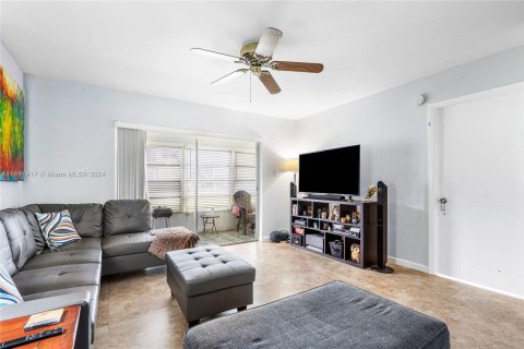 Condo in Margate, Florida, 2 bedrooms  № 1862199 - photo 10