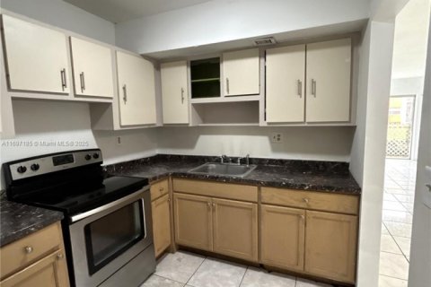 Condo in Lauderdale Lakes, Florida, 2 bedrooms  № 1811186 - photo 5