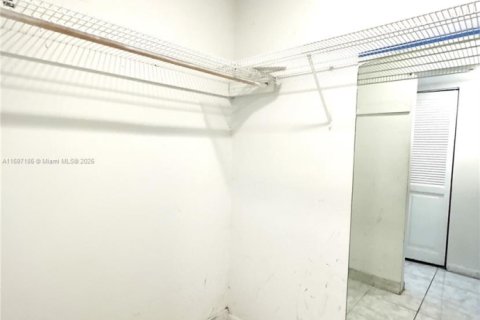 Condo in Lauderdale Lakes, Florida, 2 bedrooms  № 1811186 - photo 11