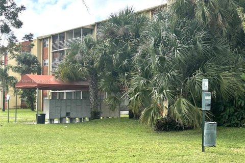Condo in Lauderdale Lakes, Florida, 2 bedrooms  № 1811186 - photo 12