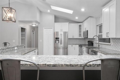 House in Winter Springs, Florida 4 bedrooms, 191.94 sq.m. № 1902636 - photo 6