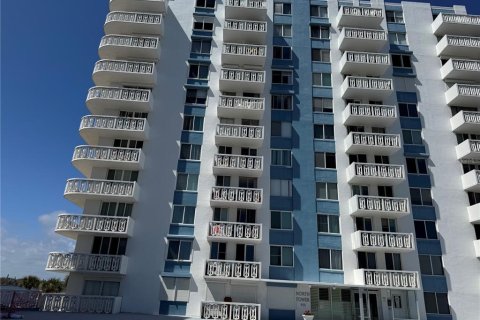 Condo in Daytona Beach, Florida, 2 bedrooms  № 2143310 - photo 6