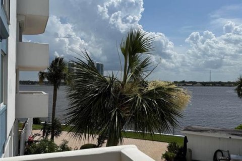 Condo in Daytona Beach, Florida, 2 bedrooms  № 2143310 - photo 16