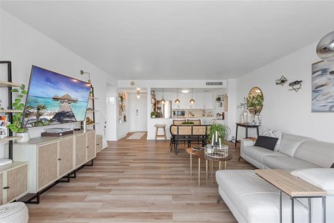Condo in Miami, Florida, 1 bedroom  № 1874711 - photo 14