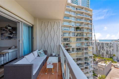 Condo in Miami, Florida, 1 bedroom  № 1874711 - photo 24