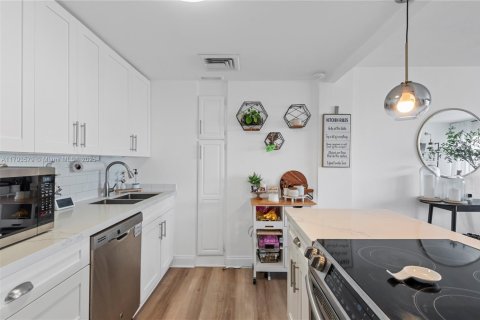 Condo in Miami, Florida, 1 bedroom  № 1874711 - photo 6