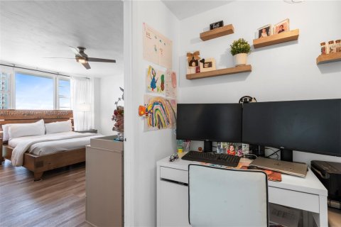 Condo in Miami, Florida, 1 bedroom  № 1874711 - photo 16