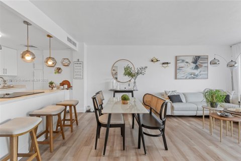 Condo in Miami, Florida, 1 bedroom  № 1874711 - photo 7