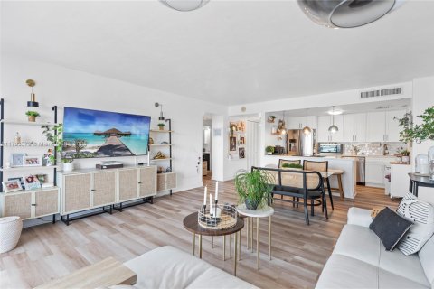 Condo in Miami, Florida, 1 bedroom  № 1874711 - photo 10