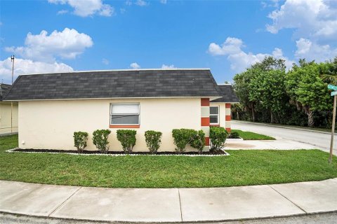 Casa en venta en New Port Richey, Florida, 2 dormitorios, 74.41 m2 № 1903848 - foto 2
