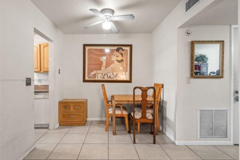 Купить кондоминиум в Лантана, Флорида 2 спальни, 70.05м2, № 1979444 - фото 1