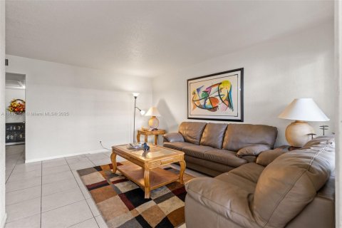 Купить кондоминиум в Лантана, Флорида 2 спальни, 70.05м2, № 1979444 - фото 2