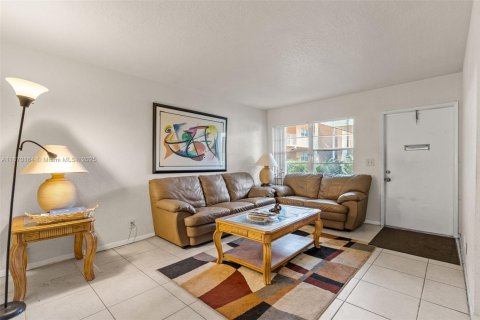 Купить кондоминиум в Лантана, Флорида 2 спальни, 70.05м2, № 1979444 - фото 3