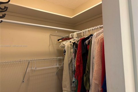 Condo in Hollywood, Florida, 1 bedroom № 1994955 - photo 27