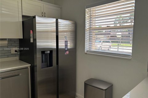 Condo in Hollywood, Florida, 1 bedroom № 1994955 - photo 8