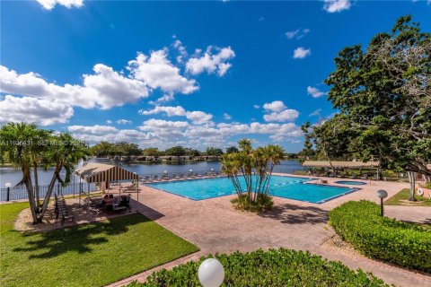 Condo in Hollywood, Florida, 1 bedroom № 1994955 - photo 1