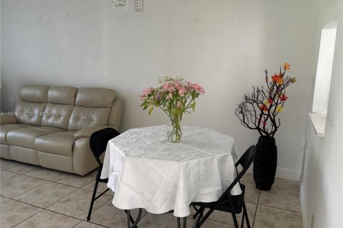 Condo in Hollywood, Florida, 1 bedroom № 1994955 - photo 3