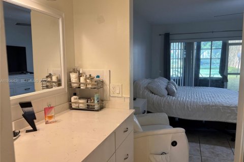 Condo in Hollywood, Florida, 1 bedroom № 1994955 - photo 24
