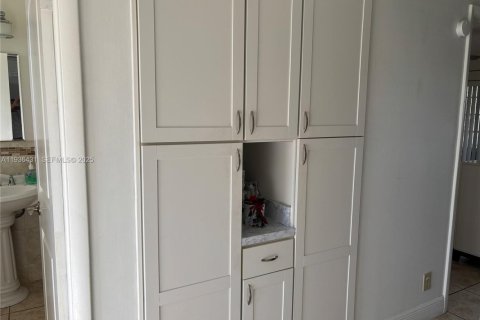 Condo in Hollywood, Florida, 1 bedroom № 1994955 - photo 10