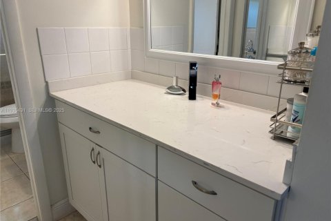 Condo in Hollywood, Florida, 1 bedroom № 1994955 - photo 21