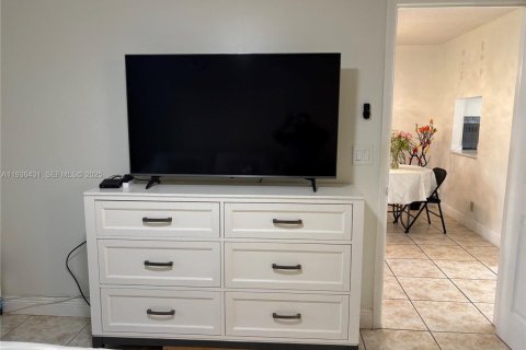 Condo in Hollywood, Florida, 1 bedroom № 1994955 - photo 18