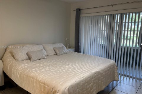 Condo in Hollywood, Florida, 1 bedroom № 1994955 - photo 17