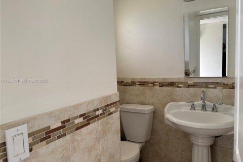 Condo in Hollywood, Florida, 1 bedroom № 1994955 - photo 11