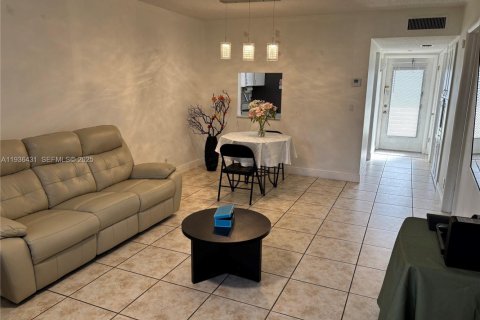 Condo in Hollywood, Florida, 1 bedroom № 1994955 - photo 15