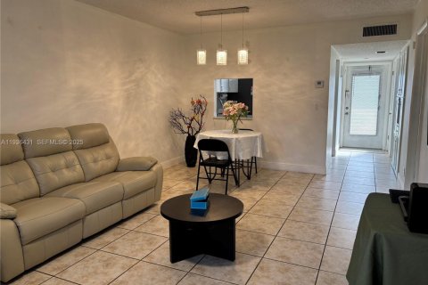 Condo in Hollywood, Florida, 1 bedroom № 1994955 - photo 4