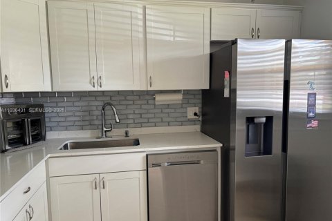 Condo in Hollywood, Florida, 1 bedroom № 1994955 - photo 9