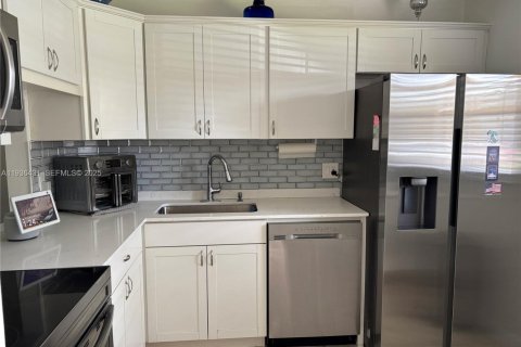 Condo in Hollywood, Florida, 1 bedroom № 1994955 - photo 2