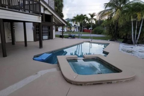 House in Saint Lucie, Florida 6 bedrooms, 382.94 sq.m. № 1918839 - photo 10