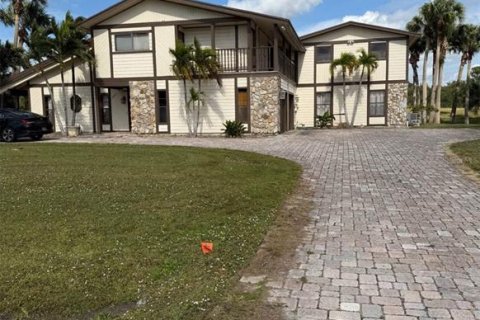House in Saint Lucie, Florida 6 bedrooms, 382.94 sq.m. № 1918839 - photo 1