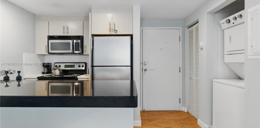 Condominio en Miami Beach, Florida, 1 dormitorio  № 1952196