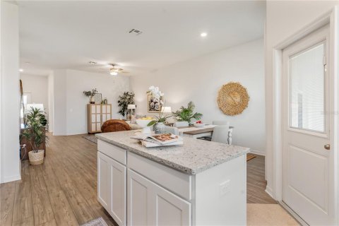 Townhouse in Dundee, Florida 3 bedrooms, 160.81 sq.m. № 1899283 - photo 14