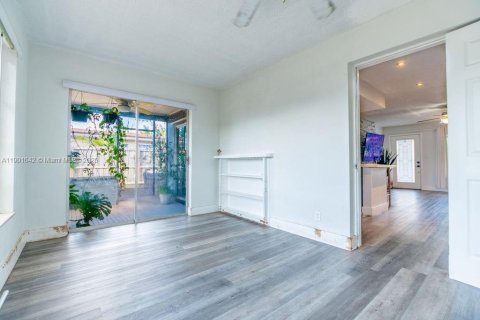 House in Lauderdale Lakes, Florida 3 bedrooms, 103.21 sq.m. № 1953207 - photo 11