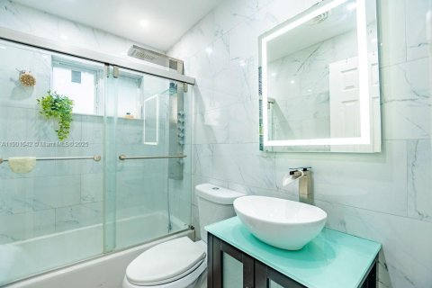 House in Lauderdale Lakes, Florida 3 bedrooms, 103.21 sq.m. № 1953207 - photo 19