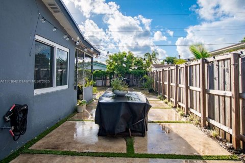 House in Lauderdale Lakes, Florida 3 bedrooms, 103.21 sq.m. № 1953207 - photo 28